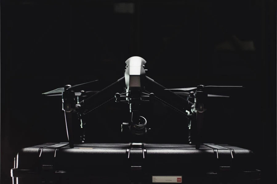 Fotografía en blanco y negro de un dron (www.pexels.com)