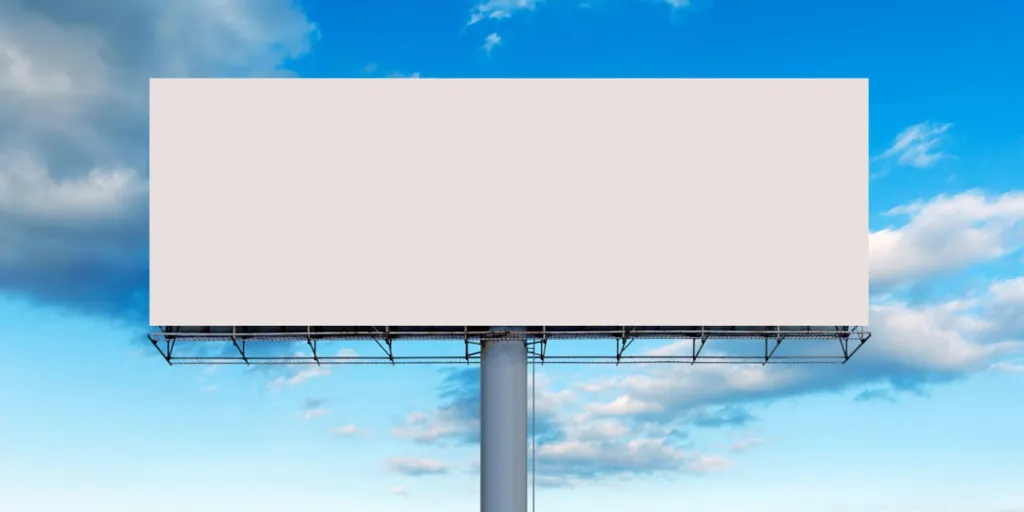 Papan reklame kosong menghadap langit biru