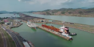 Barco pasando por las esclusas de Pedro Miguel en Panamá