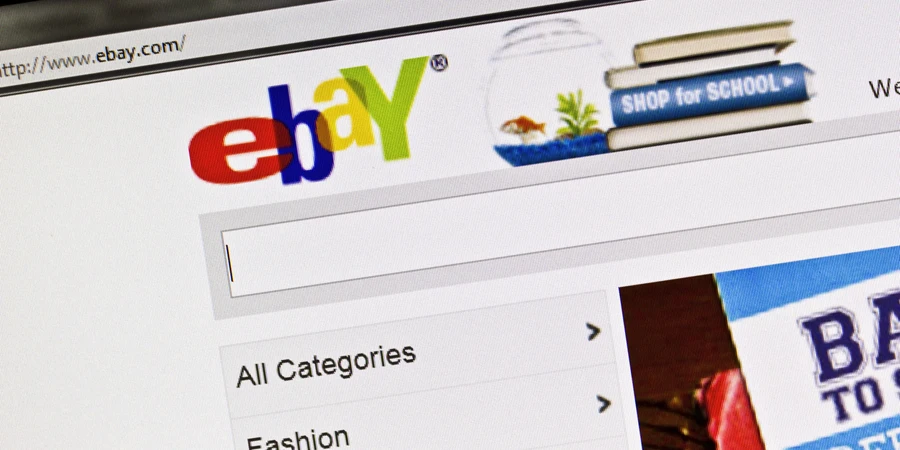 Веб-сайт eBay крупным планом на экране компьютера