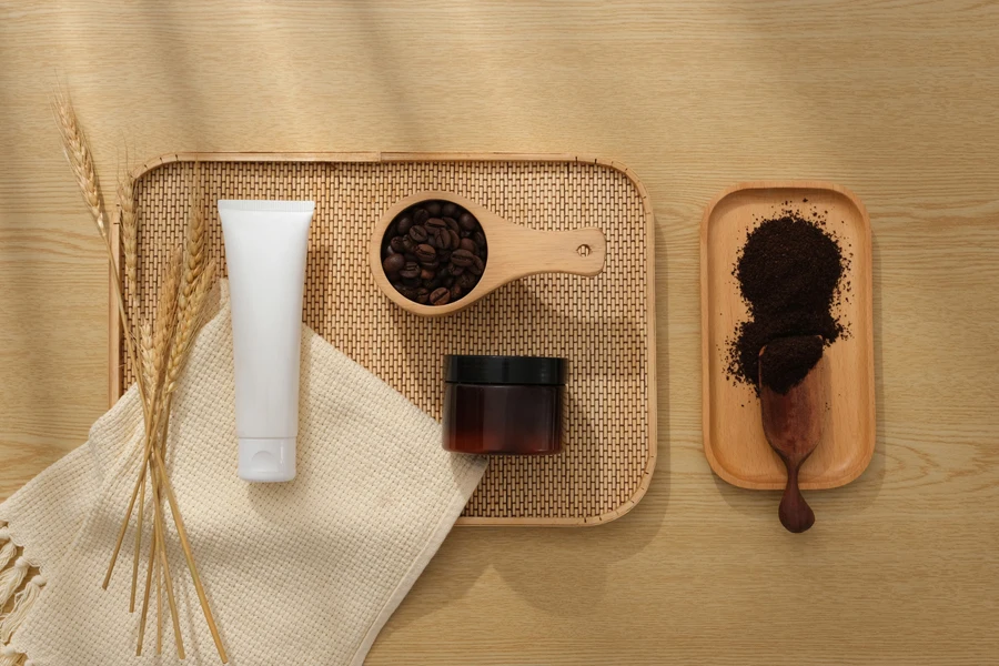 Granos de café al lado de productos para el cuidado de la piel.