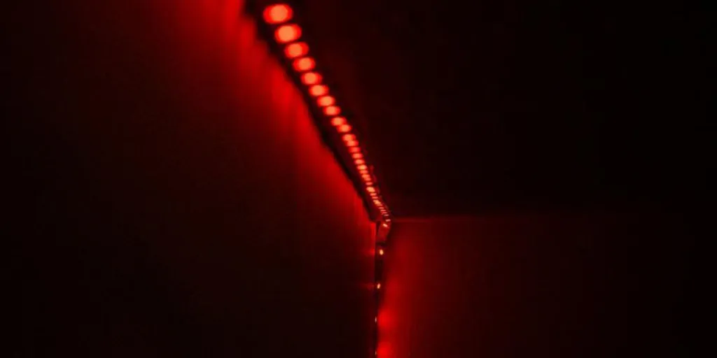 Sudut ruangan dengan strip LED merah