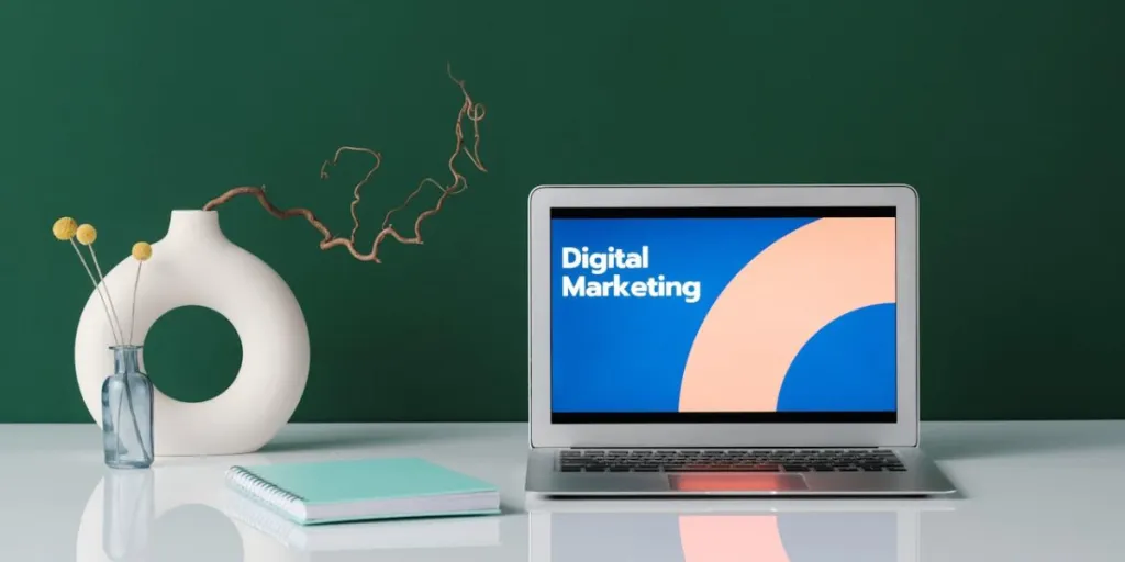 Digitales Marketing auf einem Laptop-Bildschirm geschrieben