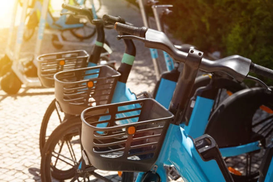 Vélos électriques avec paniers à vélo en plastique à l'avant