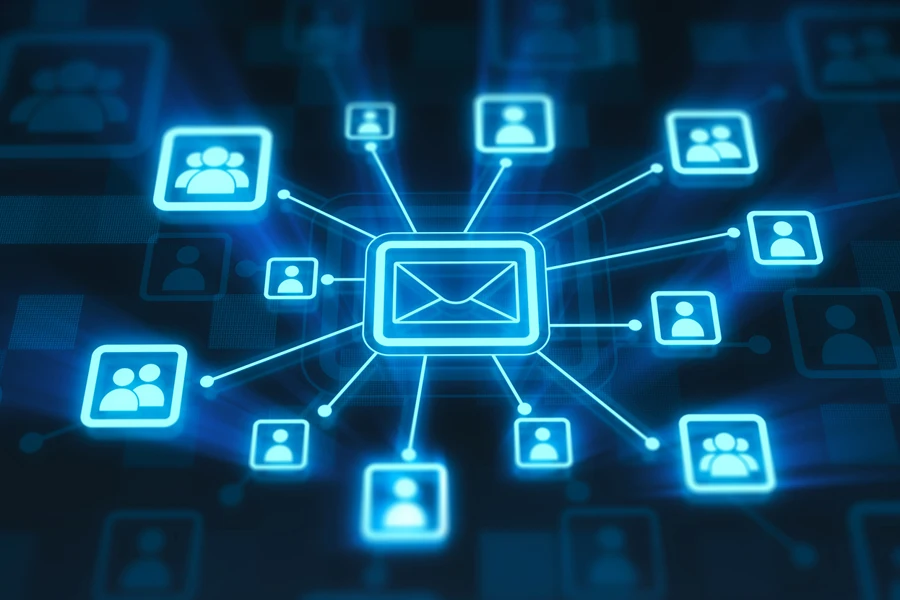 Simbol email terhubung ke simbol orang sebagai kontak