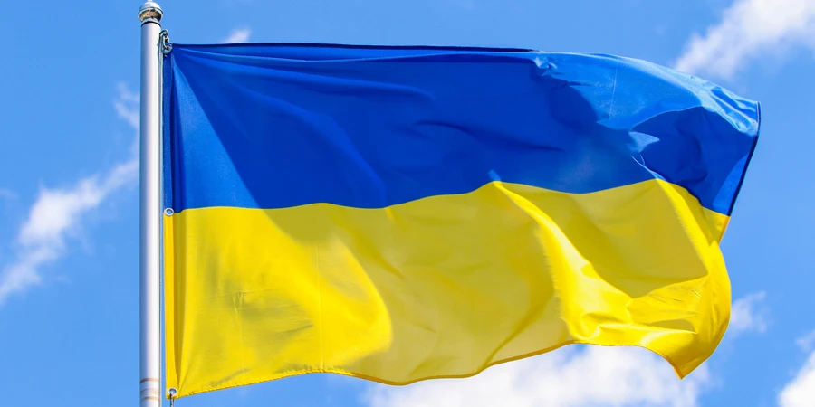 Bendera Ukraina dengan latar langit biru