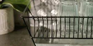 Vasos de vidrio en un colador de alambre negro