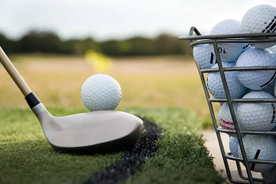 Club de golf alineando la pelota para golpear el campo