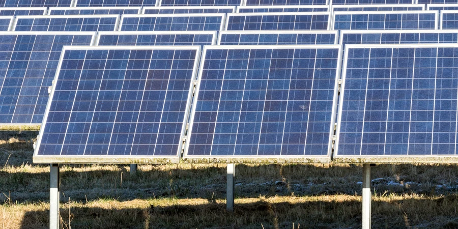 Central fotovoltaica montada no solo
