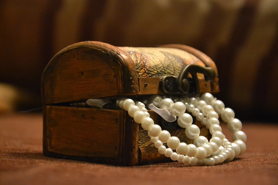 Boîte à bijoux contenant un collier de perles