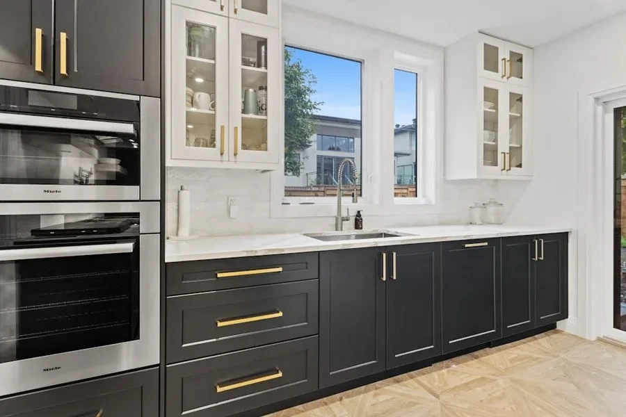 Kitchen with steel and brass handle drawer pulls