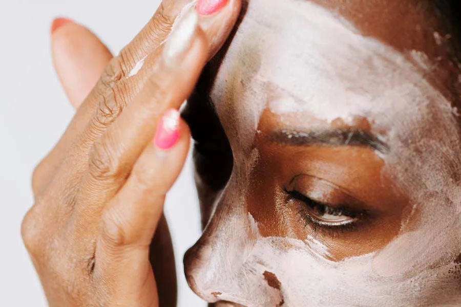 Señora aplicando una mascarilla facial