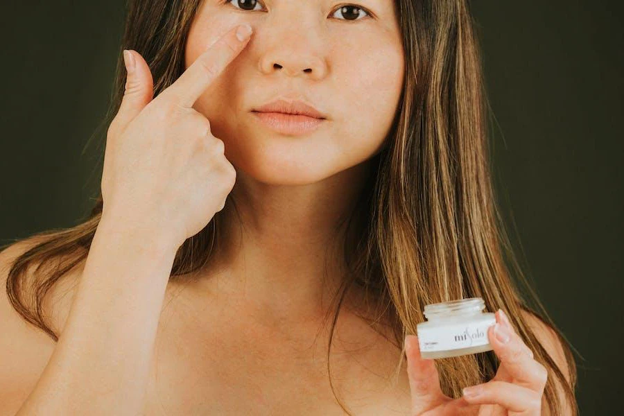 Wanita menggunakan balsem pembersih di wajahnya