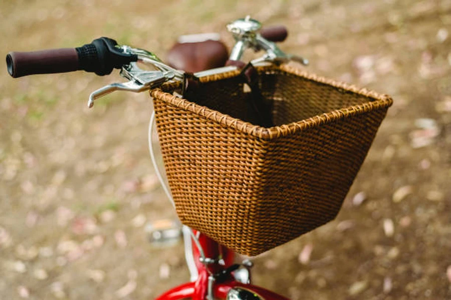 Gran cesta de mimbre para bicicletas en la parte delantera de la bicicleta roja