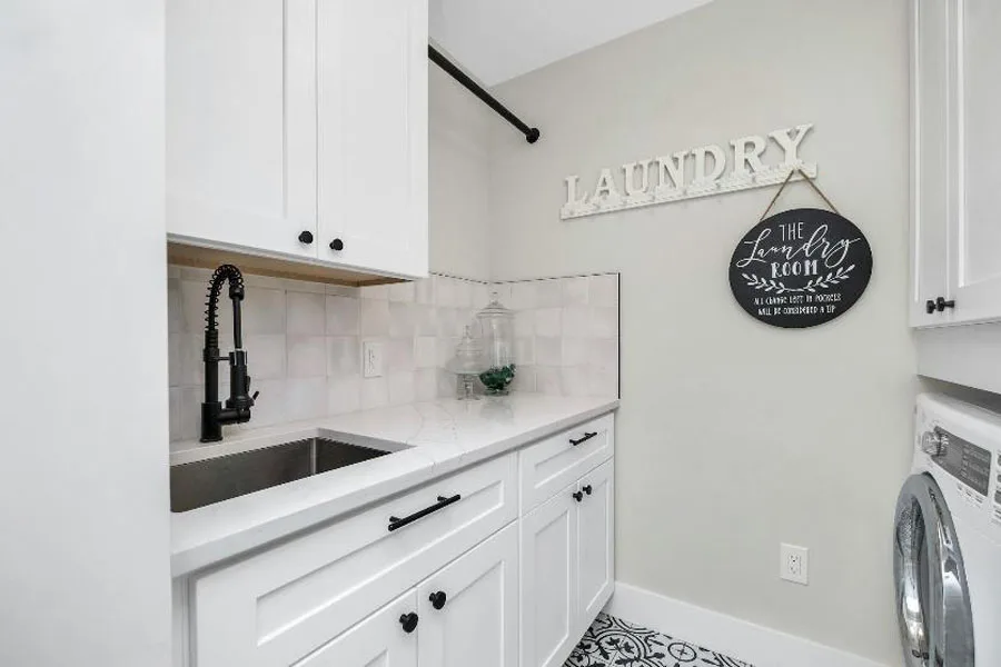 Laundry room with wall mounted drying rod