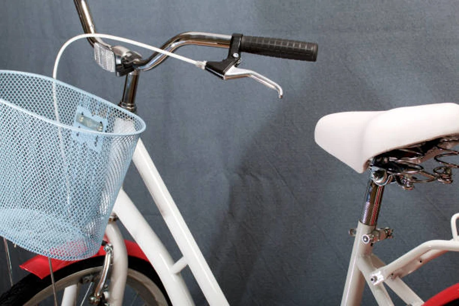 Голубая металлическая велосипедная корзина на винтажном велосипеде