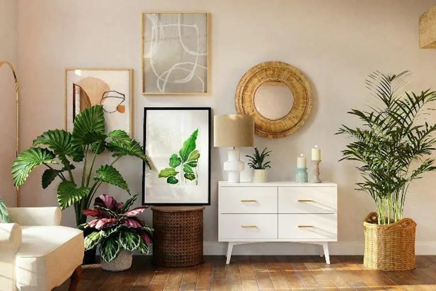 Ruang tamu dengan tanaman dan karya seni yang terinspirasi alam