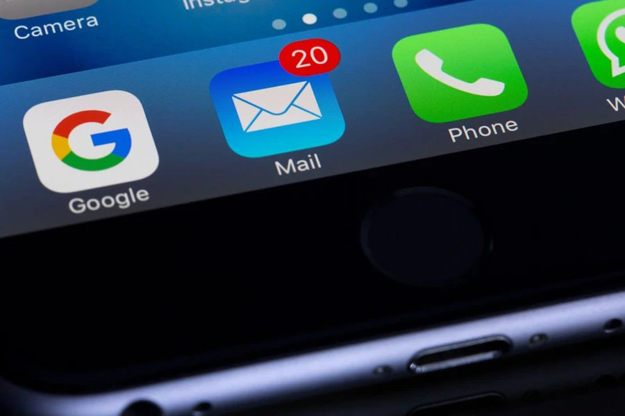 Ícone de correio no smartphone mostrando 20 mensagens