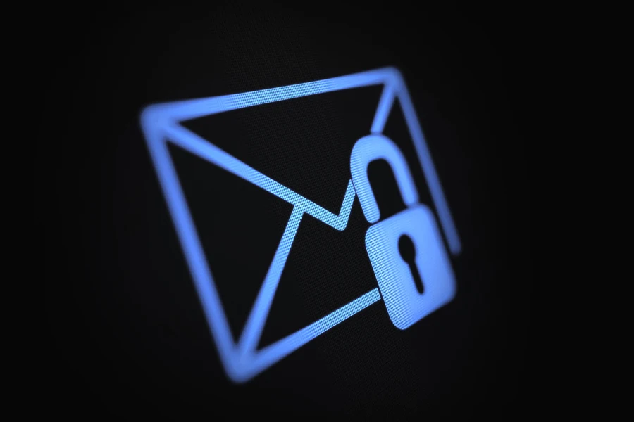 Símbolo de correo con un candado para representar seguridad.