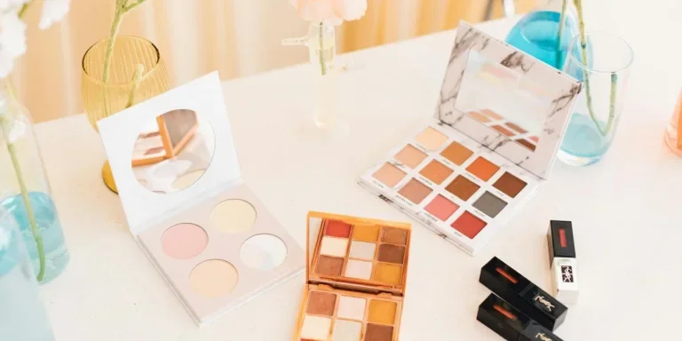 Make-up-Paletten mit Pinseln auf einem Tisch