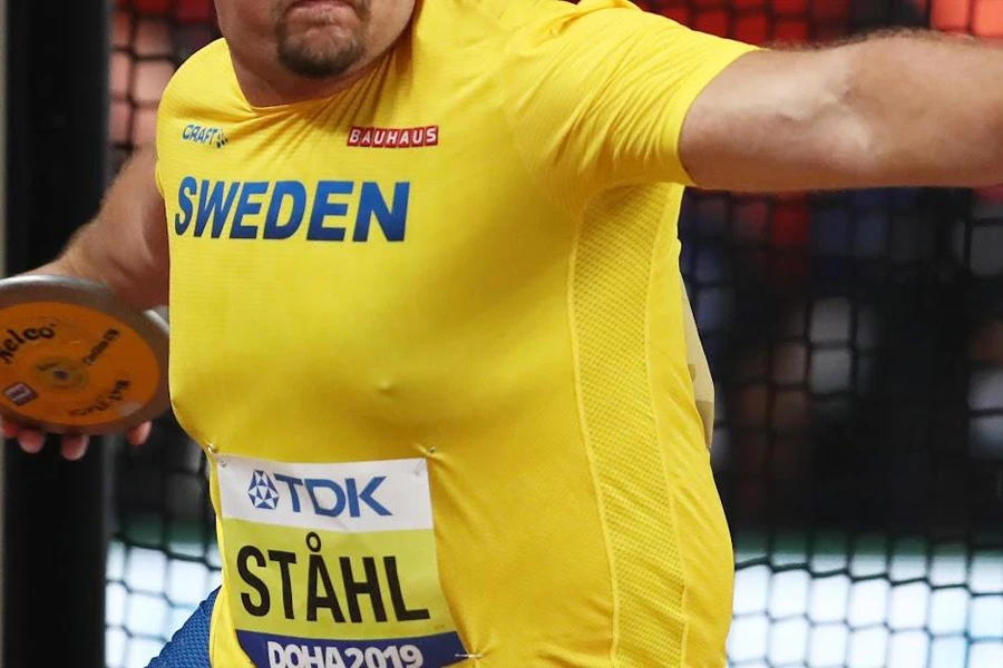 Man in yellow using a weighted disc
