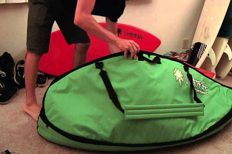 Мужчина открывает зеленую сумку для скимборда