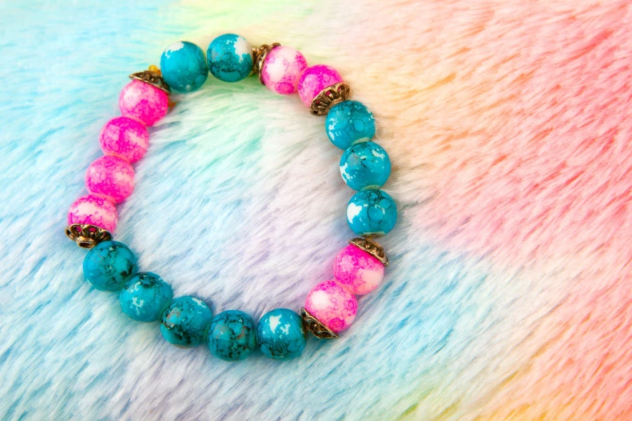 Bracelets empilés multicolores