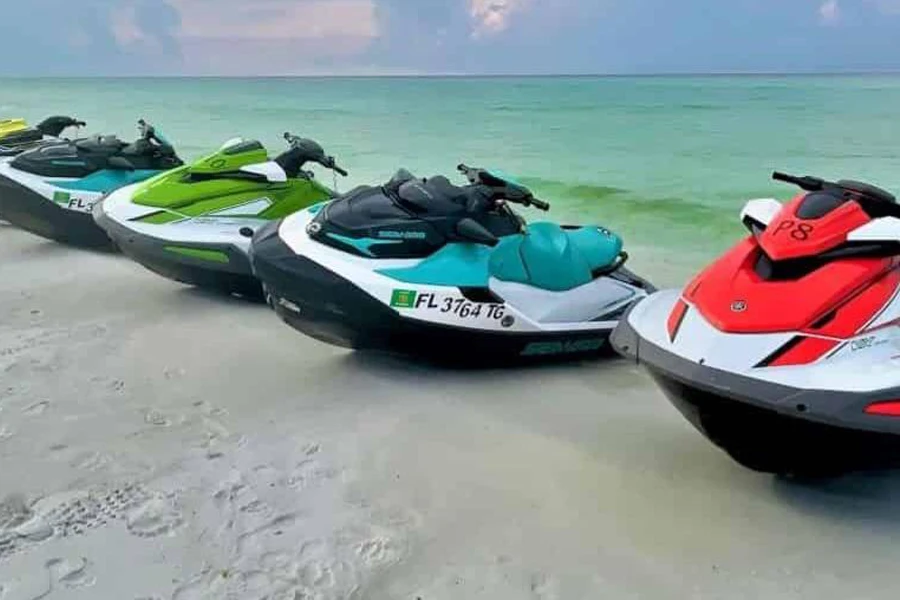 Varias motos de agua en una playa