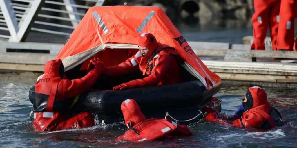 Várias pessoas entrando em um bote salva-vidas