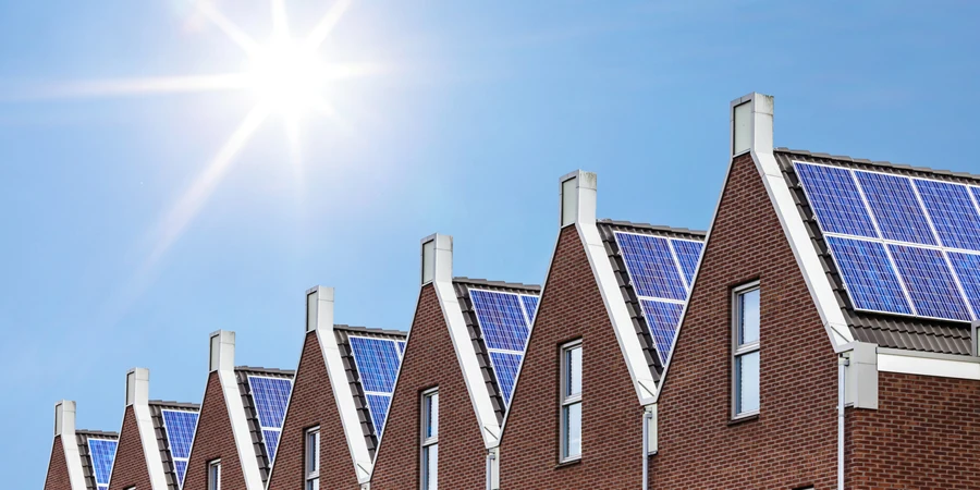 Çatısına güneş panelleri takılı yeni inşa edilen evler