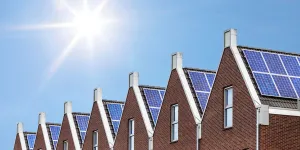 Neu gebaute Häuser mit auf dem Dach angebrachten Sonnenkollektoren