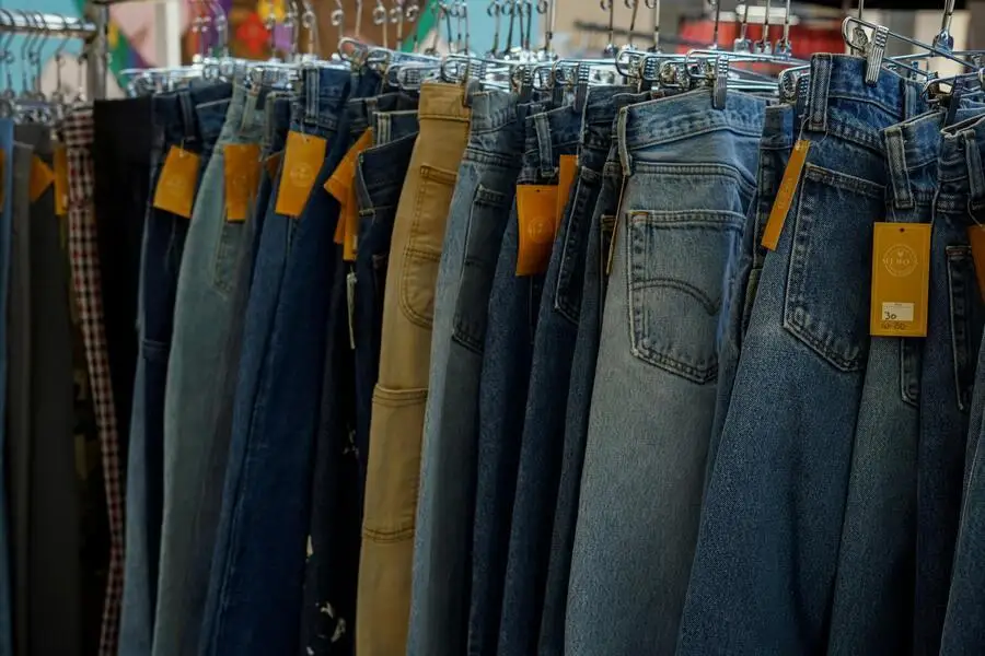 Pantalones colgados en una tienda de ropa.
