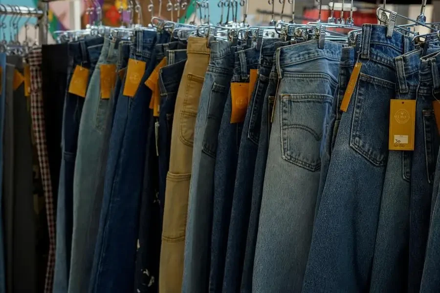 Pantalones colgados en una tienda de ropa.