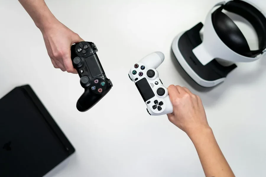 Persona in possesso di controller di gioco bianco e nero