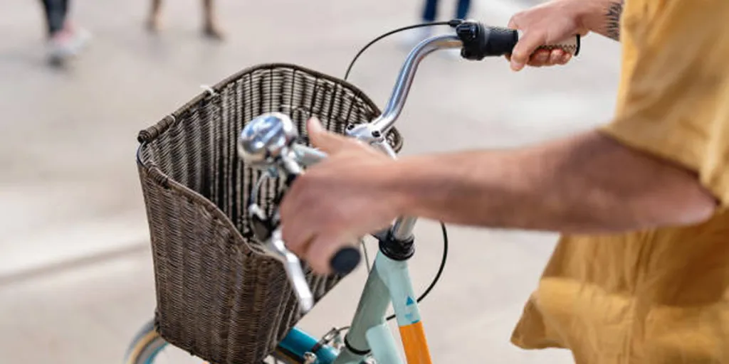 Orang mendorong sepeda antik dengan keranjang sepeda anyaman