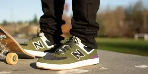 Persona que lleva un par de zapatos de patinaje verdes