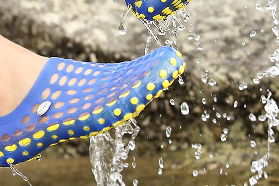 Pessoa usando um sapato de água amarelo e azul
