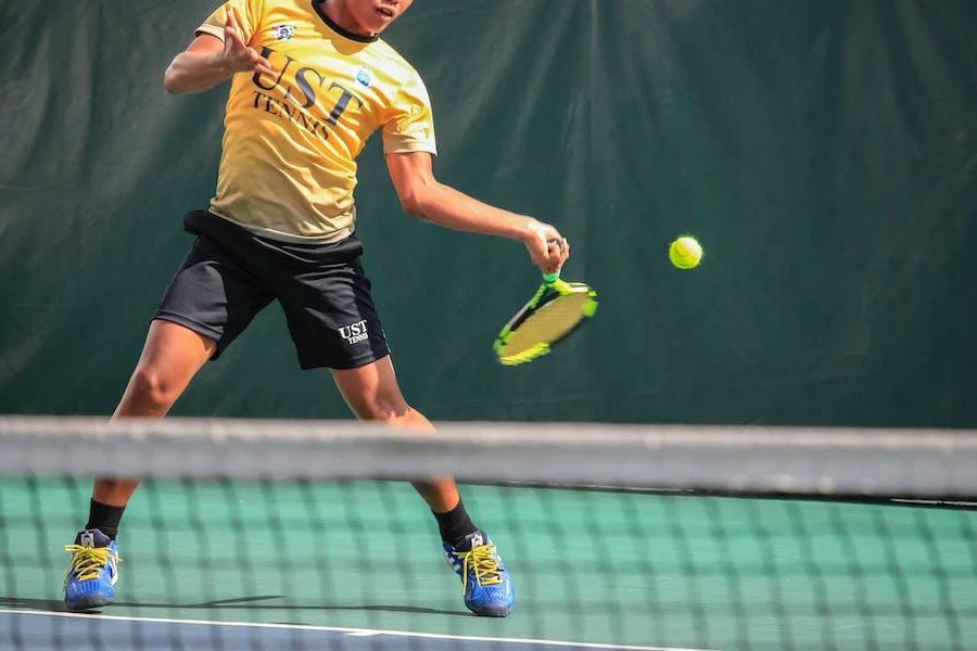 Pemain aktif bermain tenis di lapangan