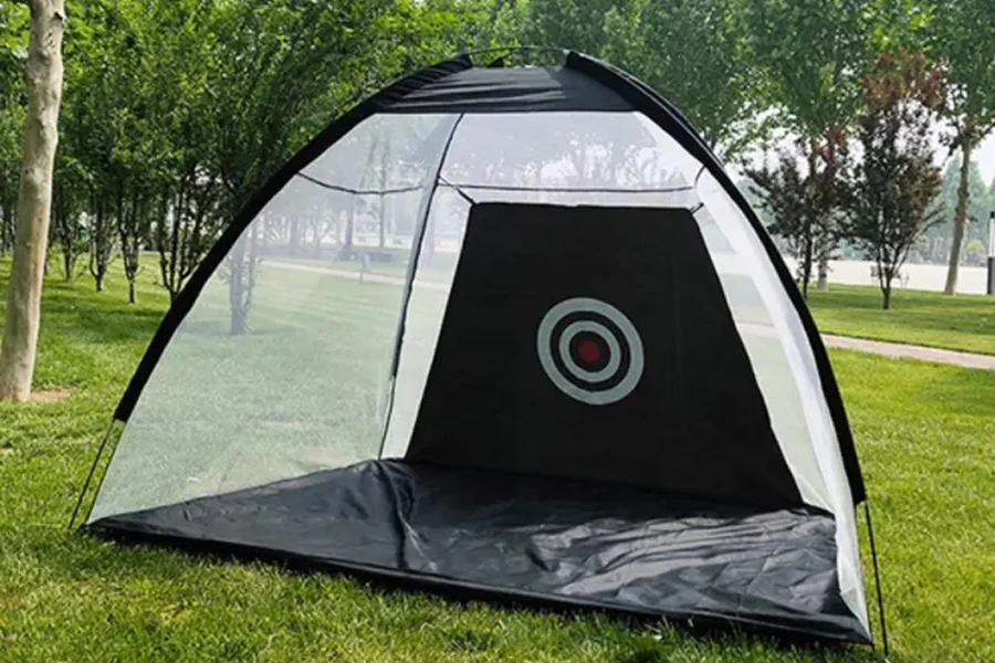 Pop-up golf net with target in the center