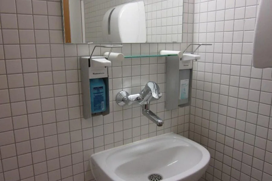 Public washbasin with double soap dispenser
