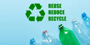 Yeniden kullanımlı geri dönüşüm sembolü, mavi arka plan üst görünümünde geri dönüşüm metnini ve plastik şişeleri azaltır