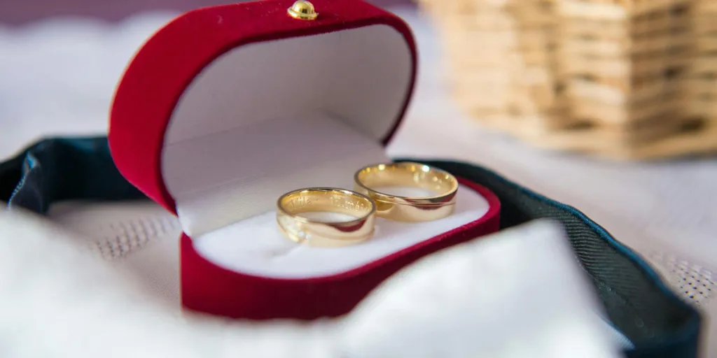 Kotak perhiasan merah dengan cincin