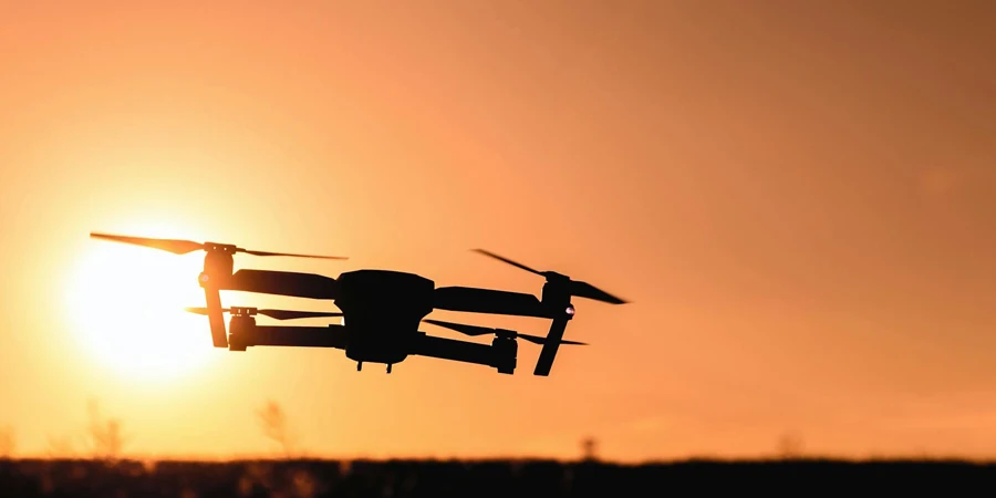 Silhouette di un drone con fotocamera che vola a mezz'aria (www.pexels.com)