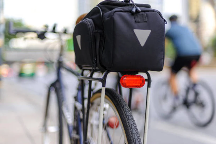 Pequeña cesta plegable para bicicletas en el portaequipajes trasero de la bicicleta