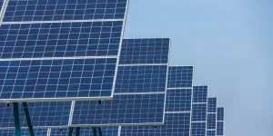 Paneles de células solares en la granja solar sobre fondo de cielo azul