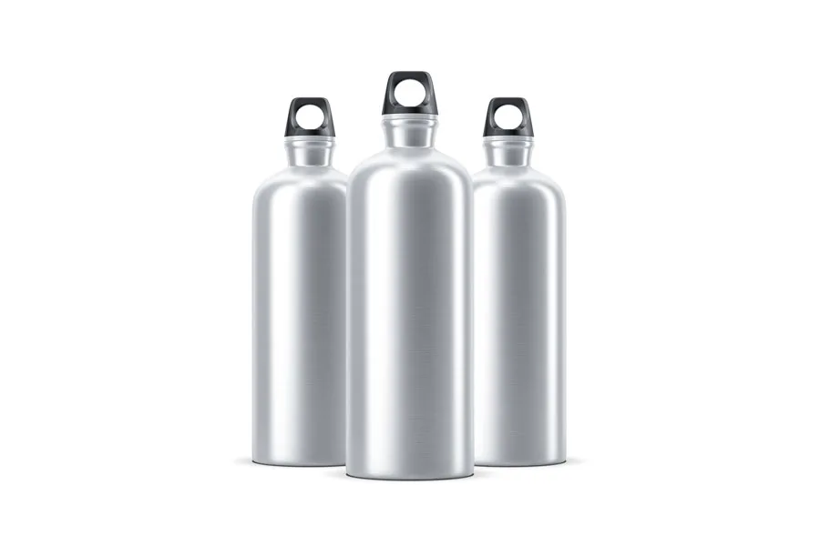 Tres botellas de agua de aluminio sobre superficie blanca