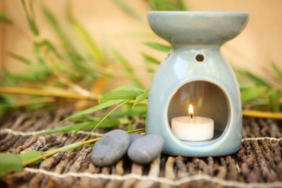 Diffusore tradizionale per aromaterapia in ceramica, riscaldato da una candela