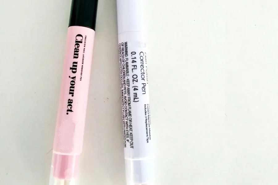 Dos bolígrafos correctores sobre un fondo blanco.