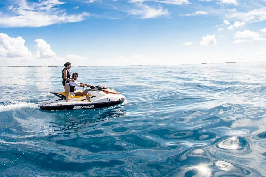 Dos personas divirtiéndose en una moto de agua