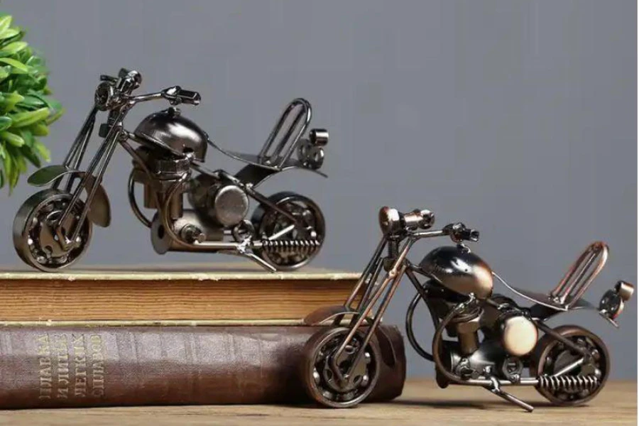 Motos vintage placées sur un livre